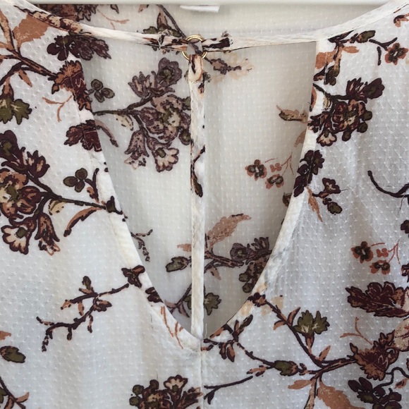 Floral peplum top key hole cut out - Picture 5 of 7